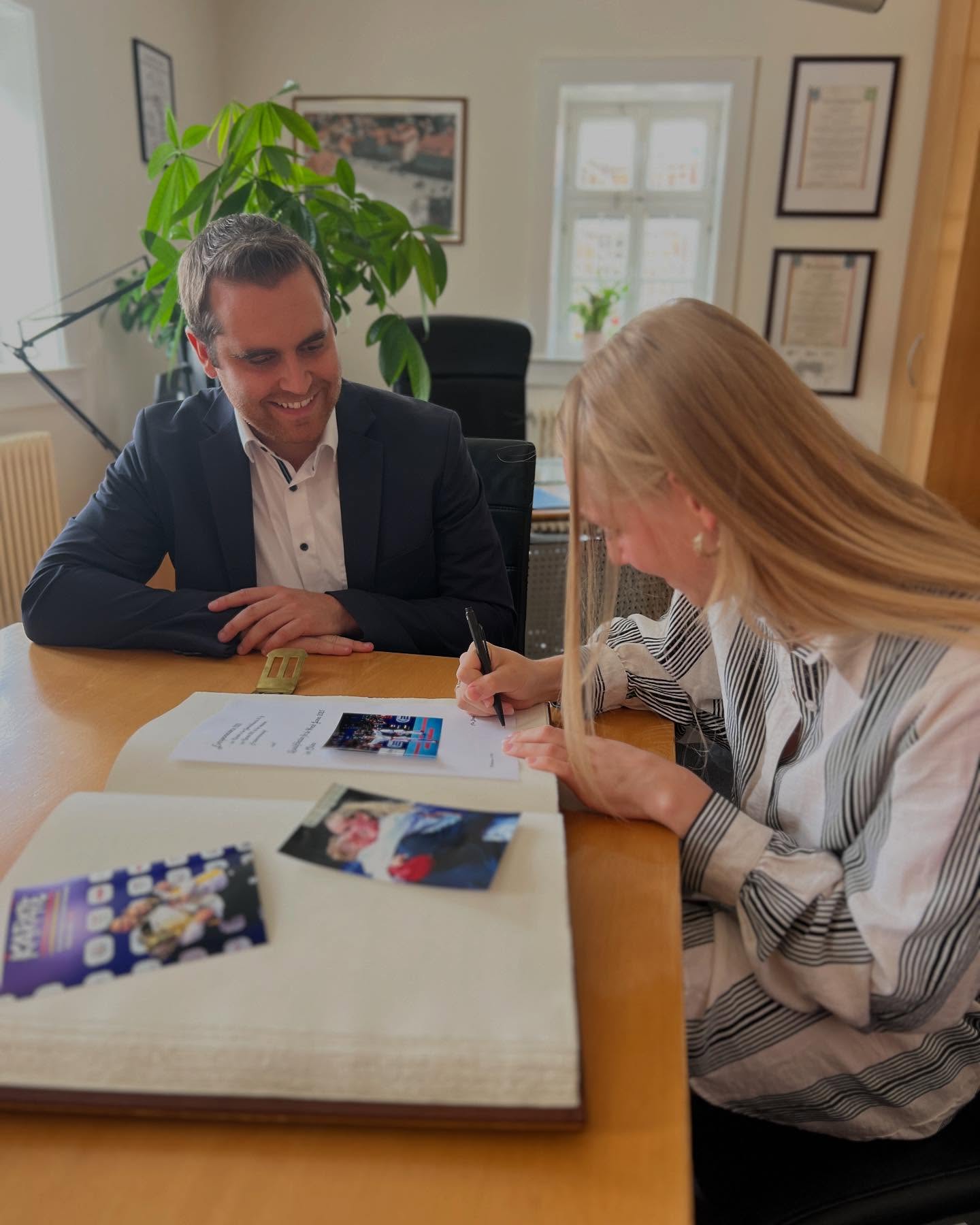 Eintrag ins goldene Buch